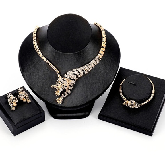 Elegant Gold and Silver Tiger Necklace Set - Picture 1 of 6